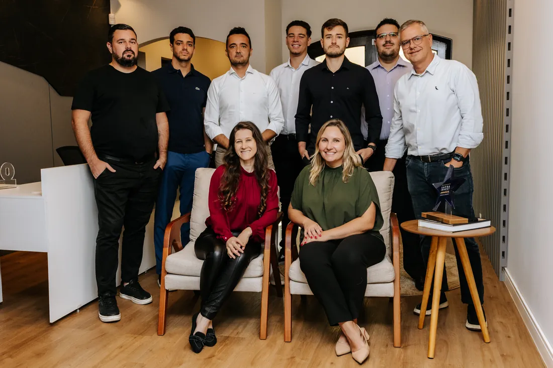 Equipe Spark Invest reunida no escritório